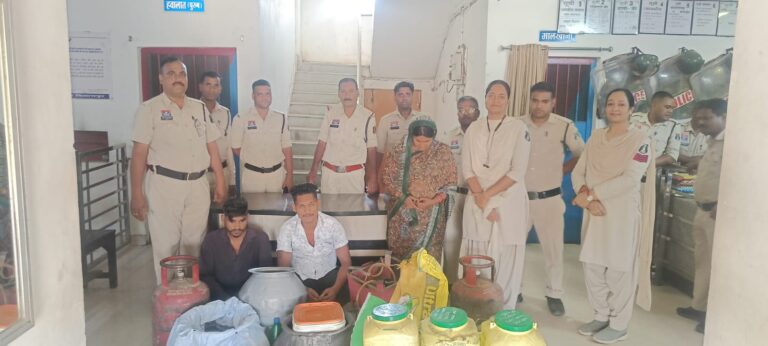 घर के आंगन में चल रहा था शराब का कारखाना! 425 लीटर महुआ शराब के साथ तीन गिरफ्तार