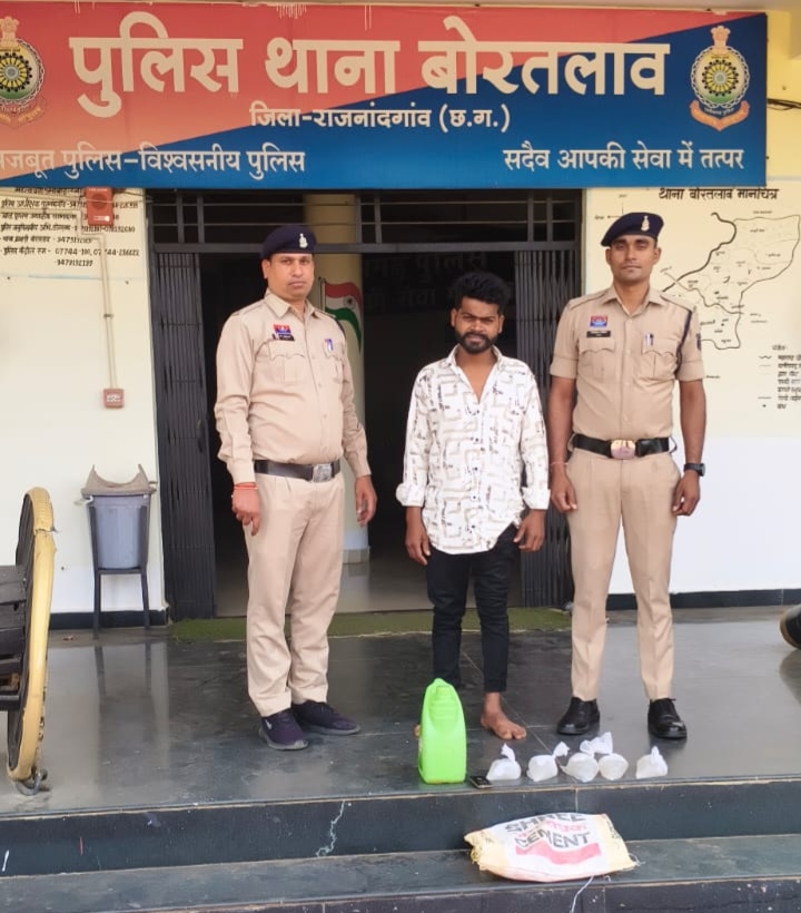 क्रिकेट मैदान के पास चल रहा था देसी शराब का खेल, पुलिस की रेड में 9.5 लीटर कच्ची महुआ के साथ आरोपी धराया”