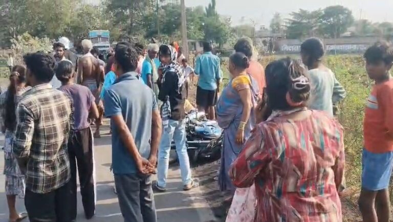 तेज रफ्तार ट्रेलर ने बाइक को मारी टक्कर, एक महिला समेत 2 की मौके पर मौत