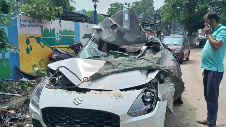 असम में तेज रफ्तार कार ने ट्रक को टक्कर मारी, तीन लड़कियों की मौत