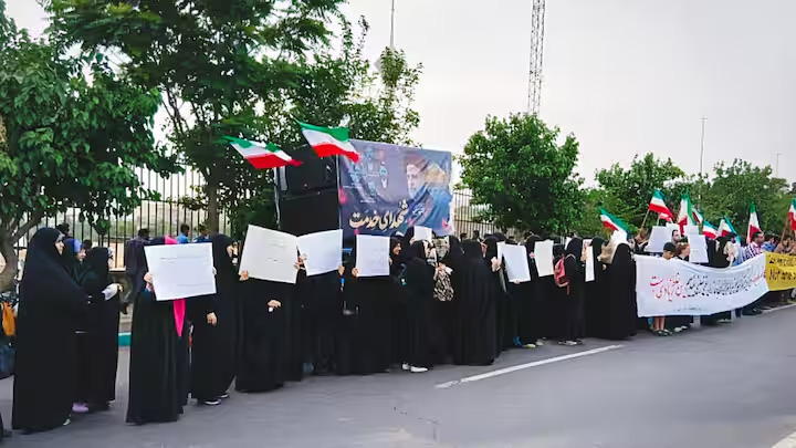 ट्रंप के अल्टीमेटम का समय नजदीक, ईरान में बिजली संयंत्रों के आसपास मानव श्रृंखला की तैयारी