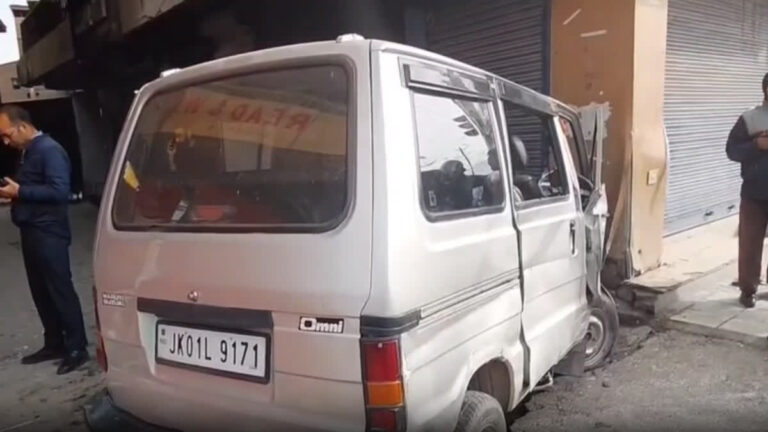 लाल चौक पर स्कूल वैन दुर्घटना में ड्राइवर की मौत, दो अन्य घायल…छात्र सुरक्षित