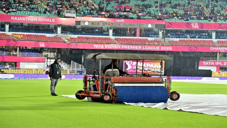 आईपीएल के बीच ग्राउंड स्टाफ पर हुई पैसों की बारिश, लाखों रुपये के नकद इनाम की हुई घोषणा