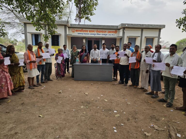 (रायपुर) स्वामित्व योजना के तहत हितग्राहियों को मिला संपत्ति का पट्टा