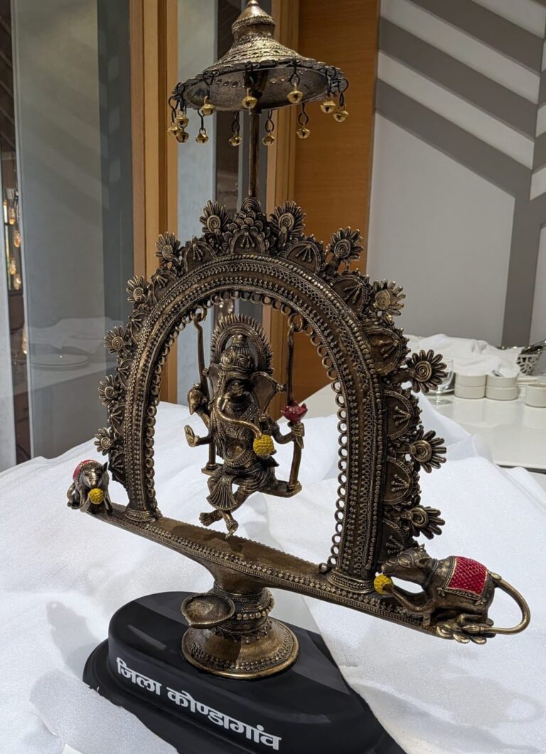 (कोंडागांव) बस्तर की पारंपरिक कला को राष्ट्रीय सम्मान: विधायक लता उसेंडी ने गृह मंत्री को भेंट की भगवान गणेश की विशेष शिल्पकृति