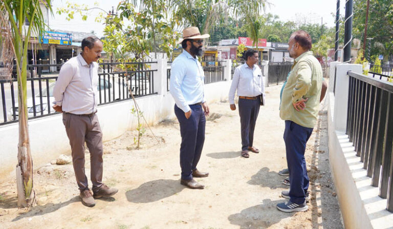 (जशपुरनगर) कलेक्टर व्यास ने नालंदा परिसर, विसर्जन तालाब और पुल निर्माण का किया निरीक्षण