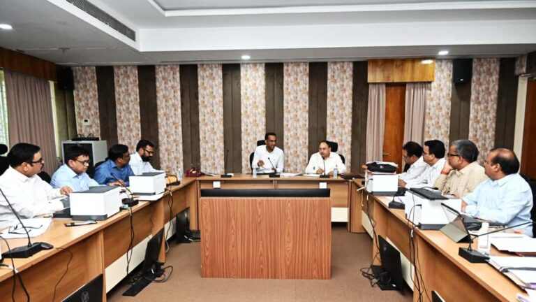 (रायपुर) नगरीय निकाय से समन्वय कर शहर के बीच बनने वाली सड़कों में निर्माण के दौरान ही करें नाली, अंडरग्राउंड केबल, पाइपलाइन के लिए प्रावधान