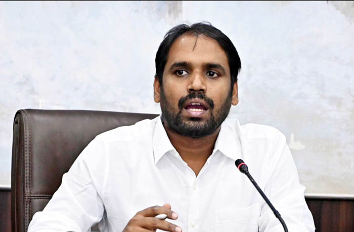 (धमतरी) खाद वितरण व्यवस्था पर प्रशासन की कड़ी निगरानी, किसानों को समय पर उपलब्ध होगा उर्वरक – कलेक्टर