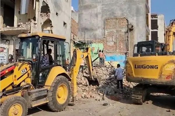 दिल्ली में बुलडोजर एक्शन, शालीमार बाग में करीब 150 मकान हटाए जा रहे; 30 मई तक खाली करने का था अल्टीमेटम