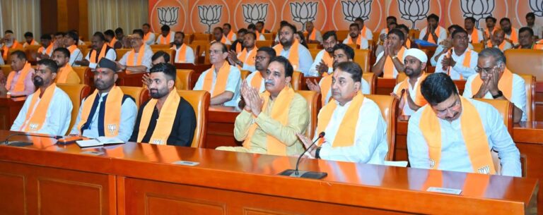 (रायपुर) पश्चिम बंगाल और असम विस चुनाव के प्रवासी कार्यकर्ताओं को बैठक में सम्मानित किया गया