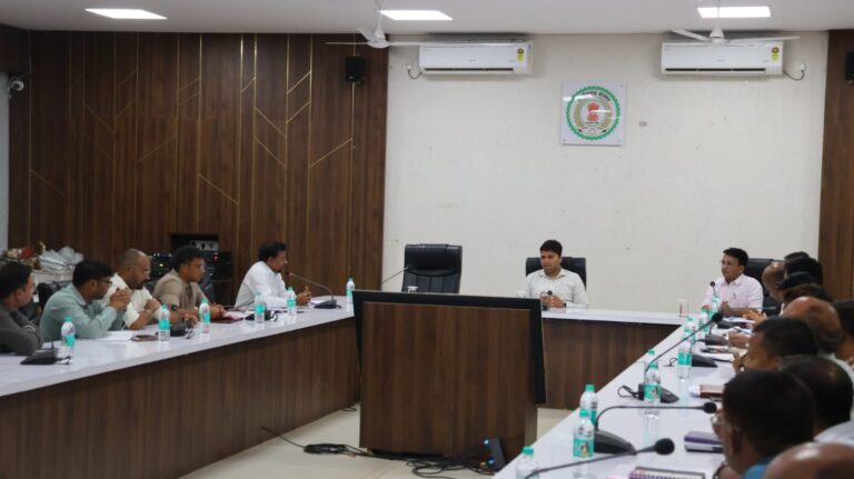 (बीजापुर)नवपदस्थ कलेक्टर विश्वदीप ने संभाली कमान