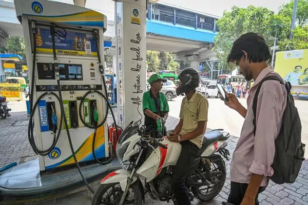 (नई दिल्ली)आम आदमी को बड़ा झटका, 5 दिन में दूसरी बार बढ़े पेट्रोल-डीजल के दाम; जानिए अपने शहर का नया रेट