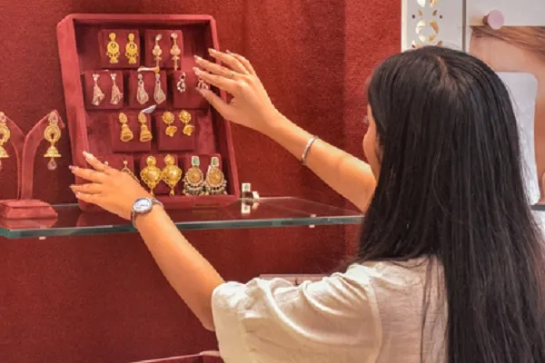 (नई दिल्ली)कच्चे तेल में तेजी और वैश्विक अस्थिरता से सोना और चांदी फिसले
