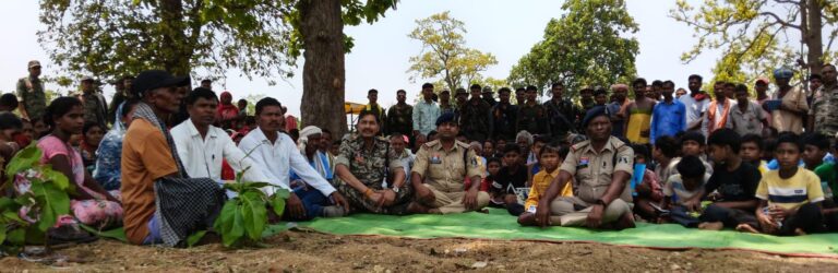 (कांकेर) नक्सल प्रभावित साईंमुंडा पहुंची कांकेर पुलिस, भरोसे और विकास का संदेश लेकर उतरी टीम