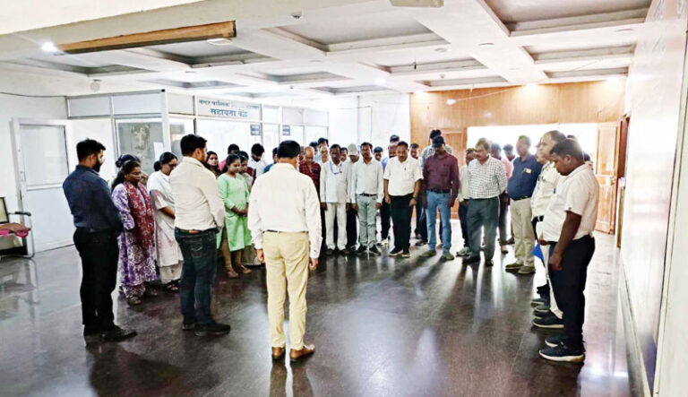 (कोरबा) दिवंगत फूलकुमारी तिवारी को श्रद्धांजलि दी निगम के अधिकारी कर्मचारियों ने