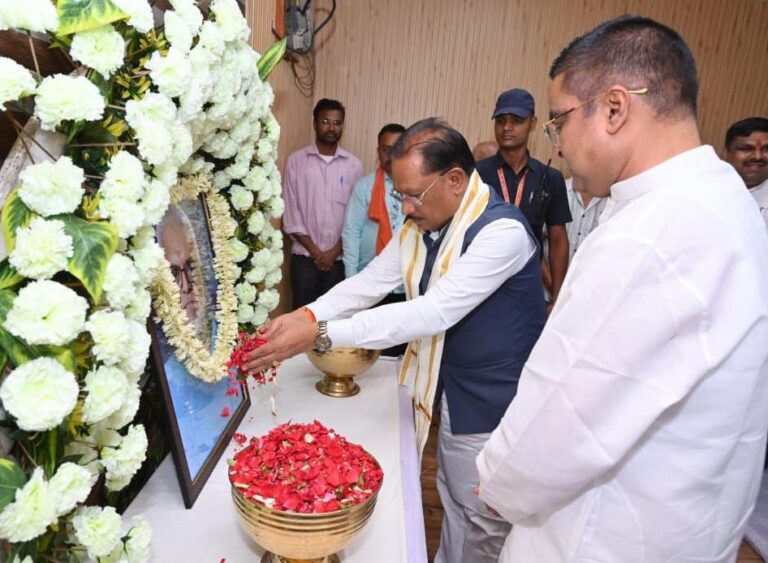 (रायपुर)मुख्यमंत्री विष्णुदेव साय ने स्वर्गीय दिनेश सेन को दी श्रद्धांजलि : शोक संतप्त परिवार से की मुलाकात