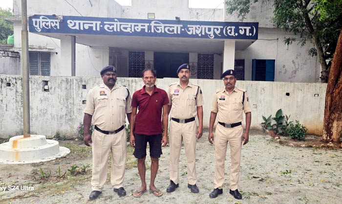 (जशपुर) बाड़ी में साड़ी-नेट से छुपाकर उगाए गांजे के 40 पौधे, जशपुर पुलिस का बड़ा खुलासा