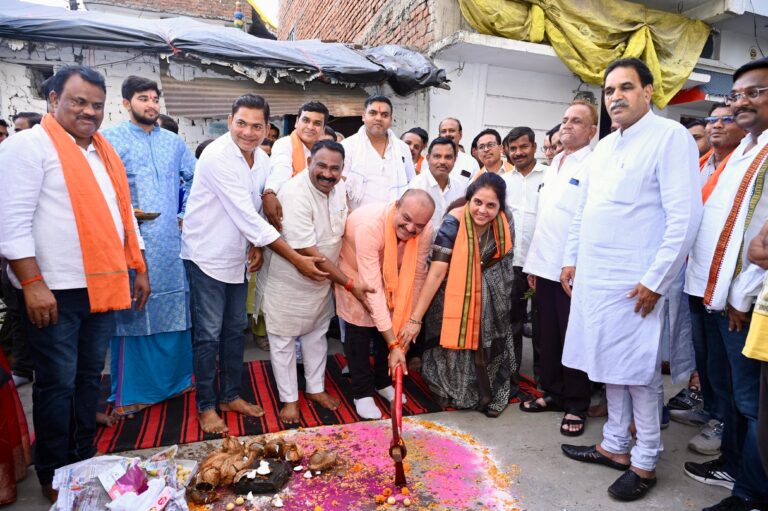 (रायपुर)विधायक राजेश मूणत एवं महापौर मीनल चौबे ने 38 लाख की लागत से नये विकास कार्यो का किया भूमिपूजन रायपुर,26मई (आरएनएस)। आज रायपुर पश्चिम विधानसभा क्षेत्र अंतर्गत नगर पालिक निगम रायपुर के नेताजी कन्हैयालाल बाजारी वार्ड कमांक 15 गुढियारी महावीर स्कूल के पीछे क्षेत्र में पहुंचकर रायपुर पश्चिम विधायक एवं प्रदेश के पूर्व केबिनेट मंत्री राजेश मूणत और नगर पालिक निगम रायपुर की महापौर मीनल चौबे ने अधोसंरचना मद अंतर्गत 38 लाख रू. की स्वीकृत लागत से वार्ड 15 में नील के घर से राव के घर तक रोड निर्माण कार्य, शुभम चंद्राकर के घर के पास गली में रोड निर्माण कार्य, अन्ना चौक से शिव मंदिर लाईन में नाली निर्माण कार्य, मानस भवन गुढियारी के पीछे नाली निर्माण कार्य, डीडी नगर के आस पास के क्षेत्र एवं हेमा निवास के सामने साहू जी के घर तक एवं ब्रम्हानंद किराना स्टोर्स के पीछे गली में वर्मा जी के घर तक नाली चौड़ीकरण मरम्मत एवं नाली व पुलिया निर्माण कार्य शीघ्र करवाने नगर निगम लोककर्म विभाग अध्यक्ष दीपक जायसवाल नगर निगम खेलकूद एवं युवा कल्याण विभाग अध्यक्ष नंदकिशोर साहू, जोन 1 जोन अध्यक्ष गज्जू साहू, नेताजी कन्हैयालाल बाजारी वार्ड पार्षद राजेश देवांगन, पूर्व पार्षद ओंकार बैस, विनोद अग्रवाल, जोन 1 जोन कमिश्नर अंशुल शर्मा सीनियर, कार्यपालन अभियंता द्रोणी कुमार पैकरा, सहायक अभियंता शरद देशमुख, उपअभियंता गोपाल प्रधान सहित बडी संख्या में वार्ड 15 क्षेत्र के निवासी गणमान्यजनों, सामाजिक कार्यकर्ताओं, महिलाओं, वरिष्ठ नागरिको, नवयुवको बच्चों, आमजनों की उपस्थिति में श्रीफल फोड़कर एवं कुदाल चलाकर भूमिपूजन करते हुए कार्यारंभ कर नागरिको को शानदार सौगात दी । रायपुर पश्चिम विधायक राजेश मूणत एवं महापौर मीनल चौबे ने भूमिपूजन कर जोन 1 कमिश्नर को तत्काल स्वीकृति अनुसार वार्ड 15 के क्षेत्र में अधोसंरचना मद अंतर्गत विभिन्न 5 स्थानो पर 38 लाख रू. की स्वीकृति से सीसी रोड नाली आदि निर्माण एवं विकास के नये कार्यों को तत्काल स्थल पर प्रारंभ करवाकर सतत मॉनिटरिंग करते हुए तय समय सीमा के भीतर जनहित में प्राथमिकता के साथ पूर्ण करवाना सुनिश्चित करने निर्देशित किया। वार्ड पार्षद राजेश देवांगन ने वार्ड 15 में नये विकास कार्य प्रारंभ करने पर समस्त वार्डवासियों की ओर से रायपुर पश्चिम विधायक राजेश मूणत एवं महापौर मीनल चौबे को हार्दिक धन्यवाद दिया। ०००