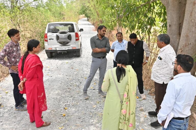 (धमतरी)गुणवत्ता की कसौटी पर परखी गई पीएम सड़क, कलेक्टर ने किया निरीक्षण