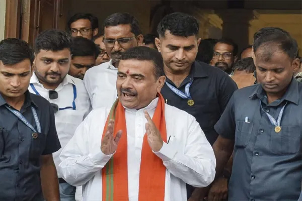 ममता के भतीजे अभिषेक बनर्जी पर हमले के बाद ऐक्शन में शुभेंदु सरकार, दबोचे गए 5 हमलावर