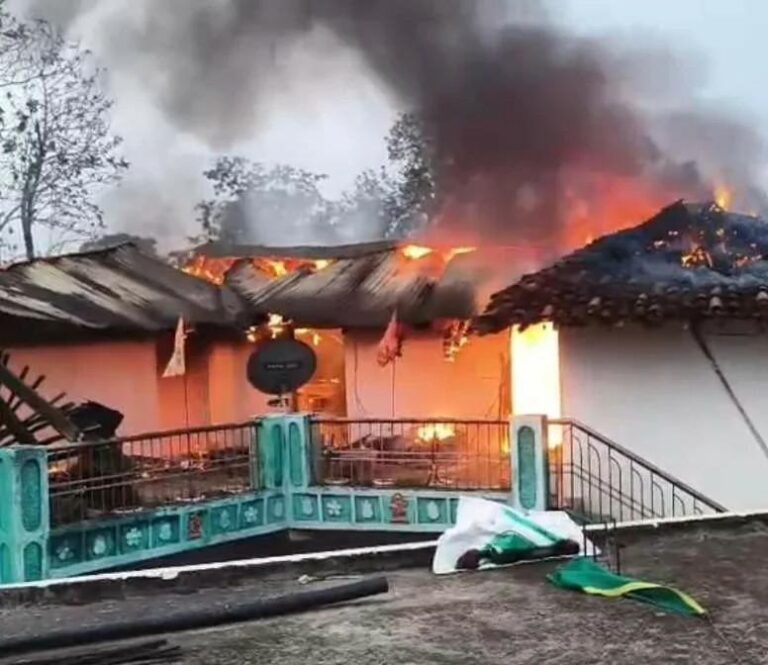 (महासमुंद) आकाशीय बिजली का कहर, खपरैल मकान जलकर खाक