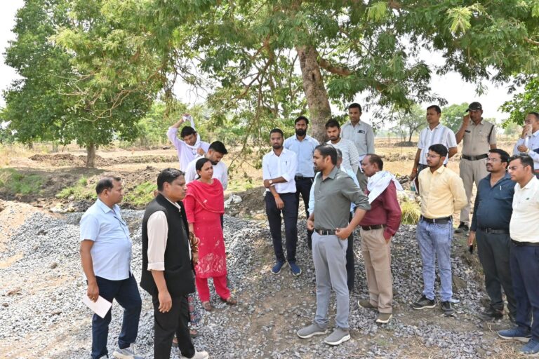 (धमतरी) नगरी प्रवास में कलेक्टर अबिनाश मिश्रा ने विकास कार्यों की गुणवत्ता का लिया जायजा