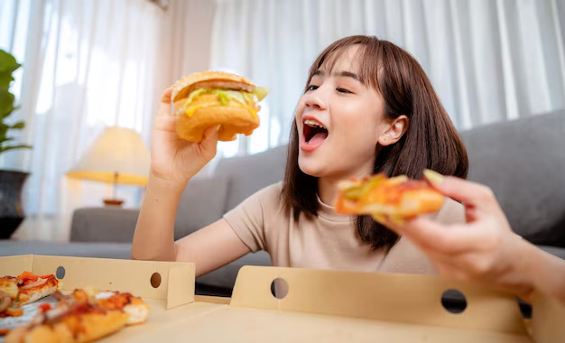 जंक फूड खाने के बाद शरीर थका हुआ क्यों महसूस होता है? जानिए इसके कारण