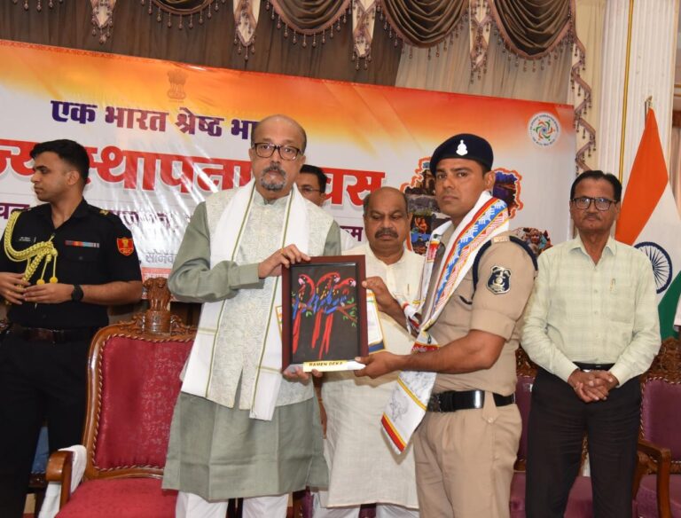 (धमतरी) पुलिस की पाठशाला को मिली उपलब्धि – एसपी के मार्गदर्शन में योग प्रशिक्षक आरक्षक सुजय मंडल राजभवन में हुए सम्मानित