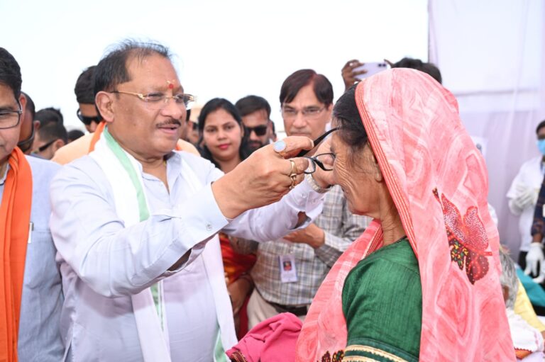 (रायपुर) मुख्यमंत्री विष्णु देव साय ने हितग्राहियों को अपने हाथों से पहनाया नजर का चश्मा