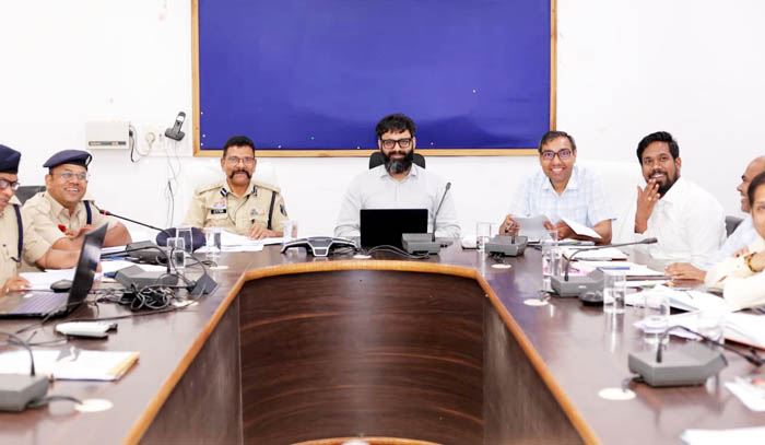 (जशपुरनगर) कलेक्टर ने राजस्व विभाग की समीक्षा बैठक लेकर राजस्व प्रकरणों का समय-सीमा में शत-प्रतिशत निराकरण सुनिश्चित करने के दिए निर्देश