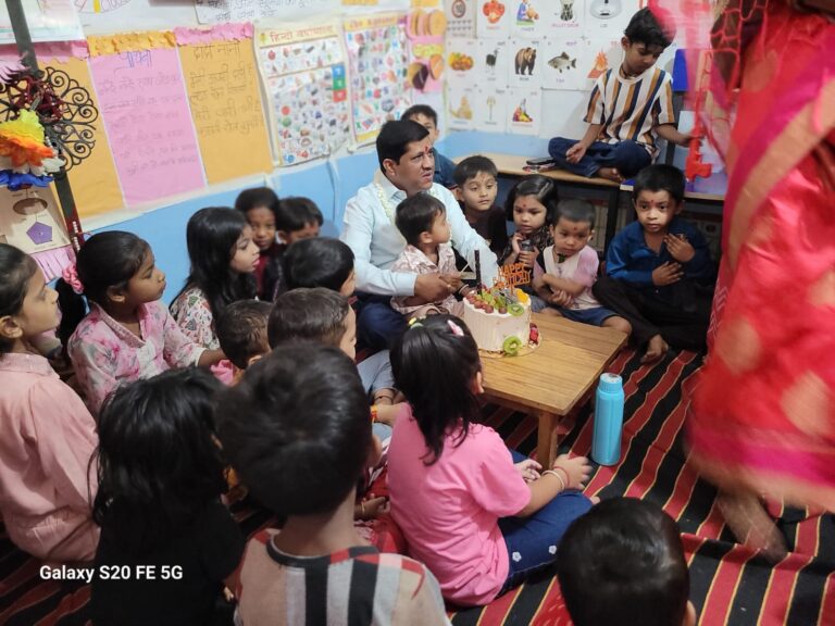 (रायपुर) बच्चों के चेहरों पर मुस्कान, कर्मचारियों का जन्मदिन बना यादगार