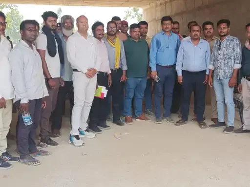 (कोरबा) सड़कों की बदहाली स्थिति को लेकर ग्रामीणों ने किया प्रदर्शन, डीबीएल कंपनी गेट पर किया धरना