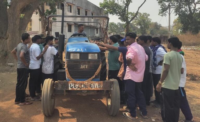(नारायणपुर) बंदूक छोड़ थामा ट्रैक्टर का स्टीयरिंग: आत्मसमर्पित नक्सलियों की नई शुरुआत