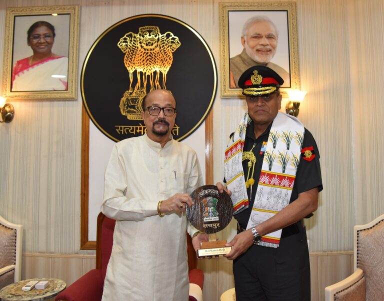 (रायपुर) राज्यपाल श्री डेका से लेफ्टिनेट जनरल अनिंद्या सेनगुप्ता ने की सौजन्य भेंट