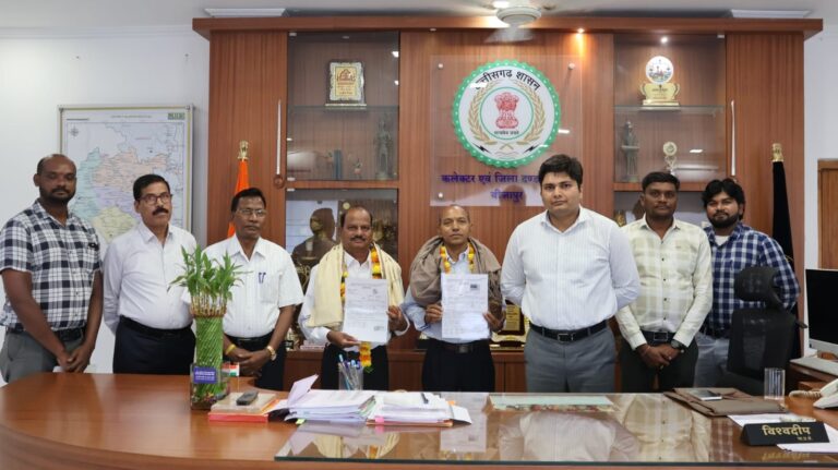 (बीजापुर)कलेक्टर विश्वदीप ने सेवानिवृत्त दो प्रधान पाठकों को दी आत्मीय विदाई
