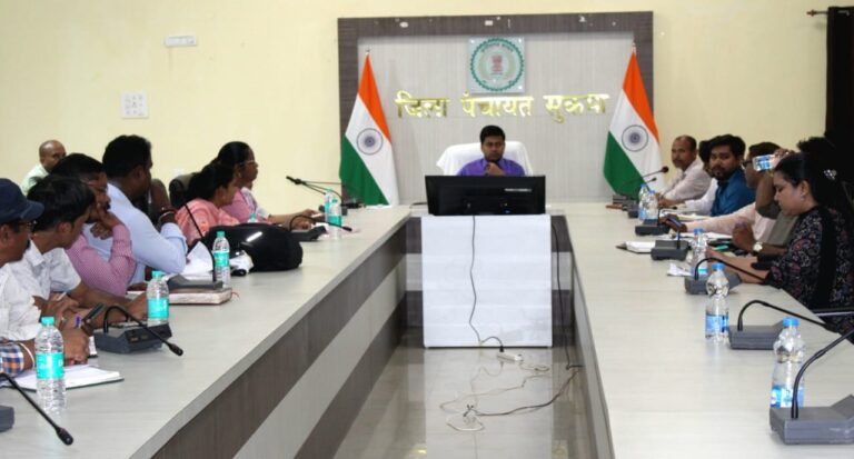 (सुकमा)जिला सीईओ मुकुन्द ठाकुर ने मनरेगा और पीएम आवास कार्यों की समीक्षा कर दिए सख्त निर्देश