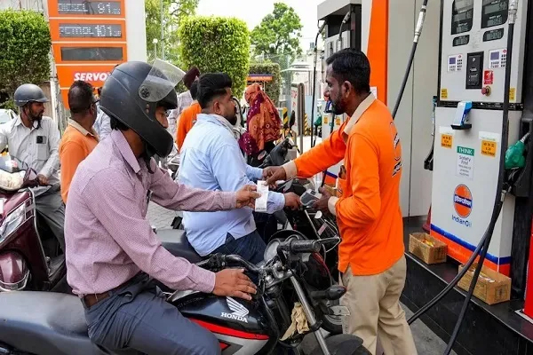 इस महीने में चौथी बार बढ़े पेट्रोल-डीजल के दाम, पेट्रोल 2.61 और डीजल 2.71 रुपए प्रति लीटर हुआ महंगा