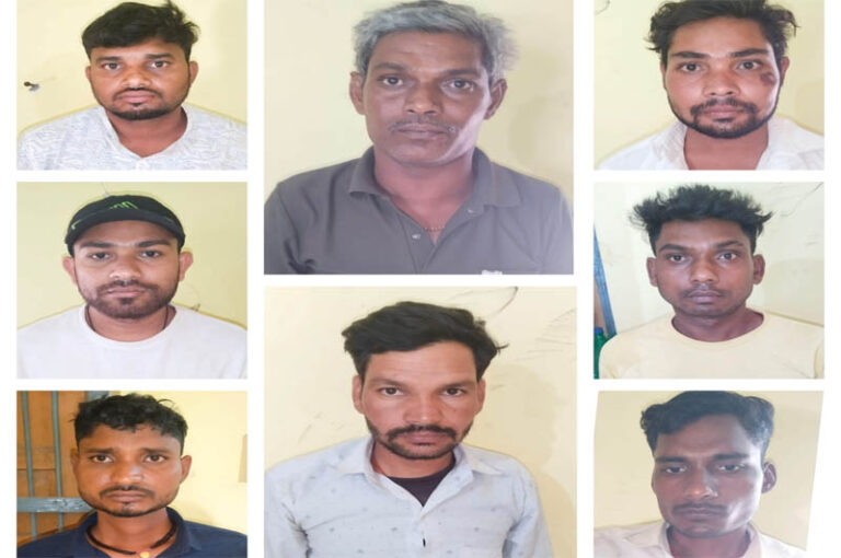 (पंडरिया) पाढी में सजी थी जुए की महफिल, पंडरिया पुलिस ने आठ जुआरियों को दबोचा