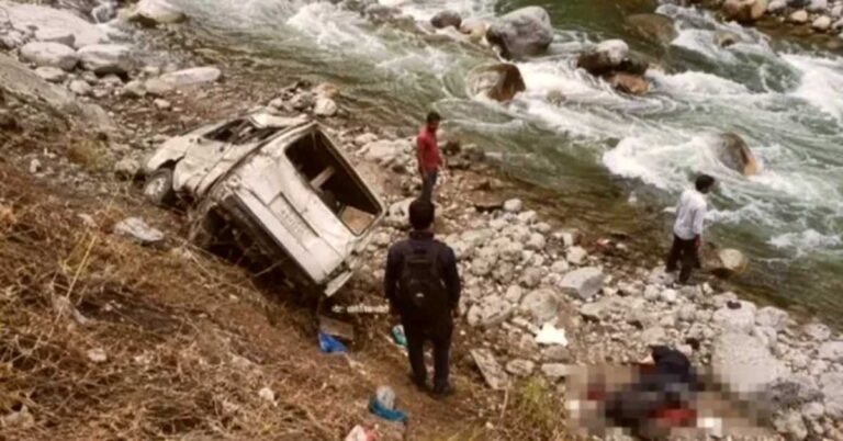 400 मीटर गहरी खाईं में गिरी कार, 3 लोगों की थमी सांसें, तीन गंभीर घायल