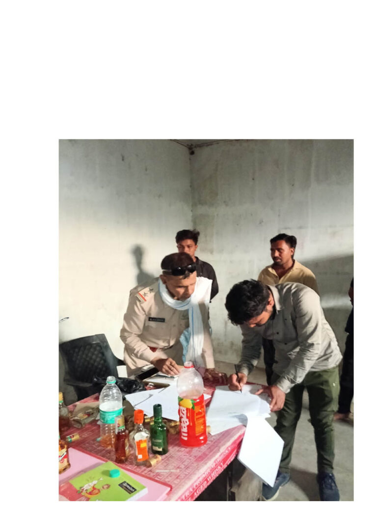 (पिथौरा) शराब की बोतलों में पानी मिलाने का खुलासा, अंग्रेजी शराब दुकान के 4 कर्मचारी गिरफ्तार