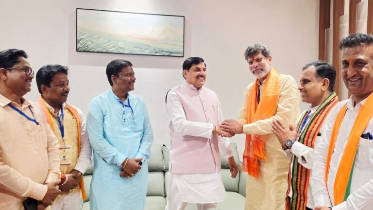 (रायपुर) माँ दन्तेश्वरी की पावन धरा बस्तर पहुँचे उप्र के मुख्यमंत्री योगी आदित्यनाथ, भाजपा प्रदेश अध्यक्ष किरण सिंह देव ने जगदलपुर विमानतल पर किया भव्य आत्मीय स्वागत