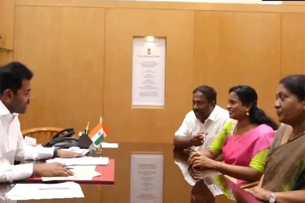 EPS को बड़ा झटका, AIADMK के 3 बागी विधायकों ने दिया इस्तीफा; थलपति विजय की पार्टी में हुए शामिल