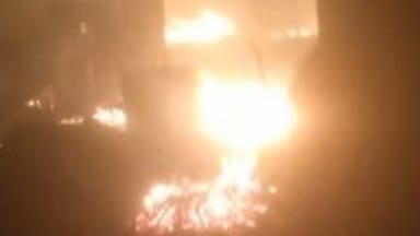 लखीमपुर खीरी के कारीबरेडी गांव में लगी भीषण आग, 50 घर जले, पांच मवेशी मरे, लाखों का नुकसान