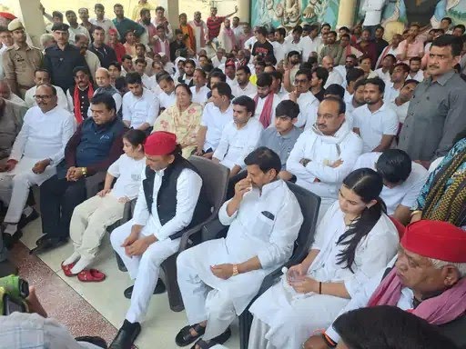 ससुर ने दी मुखाग्नि, भावुक दिखे अखिलेश-शिवपाल, प्रतीक का हुआ अंतिम संस्कार