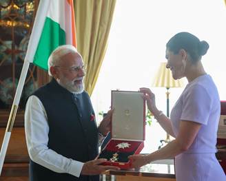 माननीय प्रधानमंत्री श्री नरेन्द्र मोदी ने विश्व के नेताओं को दिए गए कूटनीतिक उपहारों के माध्यम से भारत की जनजातीय विरासत का प्रदर्शन किया