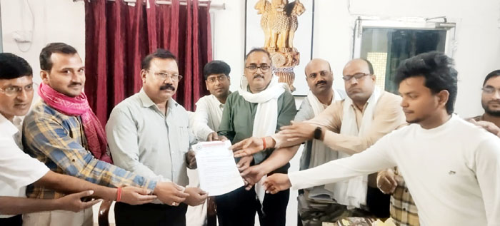 (रामानुजगंज) रामानुजगंज में दवा दुकानें बंद, ऑनलाइन दवा बिक्री के विरोध में केमिस्टों ने सौंपा ज्ञापन