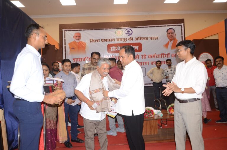 (रायपुर)सेवानिवृत्त होने वाले अधिकारी व कर्मचारियों को कलेक्टर ने ससम्मान दी विदाई, किया सारे सत्वों का भुगतान