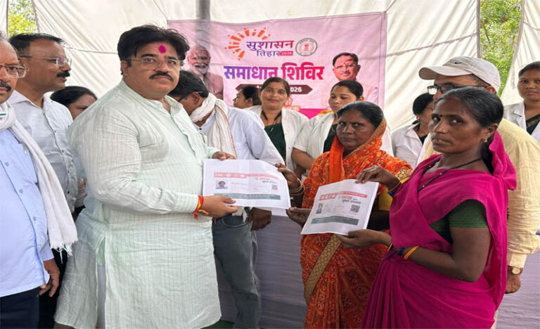 (धमतरी) सुशासन तिहार 2026 : ग्राम देमार में आयोजित समाधान शिविर में ग्रामीणों को मिली योजनाओं की सौगात
