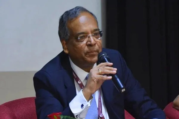दिल्ली में दर्दनाक हादसा, घर में आग लगने से पूर्व IAS अधिकारी व CCI के पहले चेयरमैन की मौत