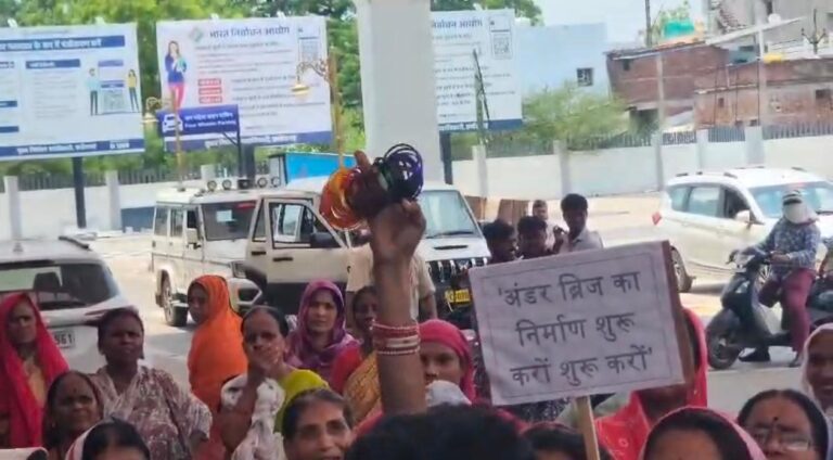 (राजनांदगांव)अंडर ब्रिज निर्माण की मांग को लेकर रेलवे स्टेशन पर प्रदर्शन